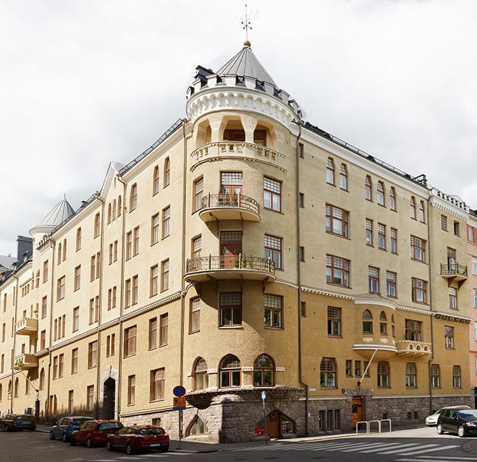Kerrostalon julkisivu Helsingin kantakaupungissa