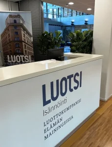 Luotsin toimiston vastaanottotiski