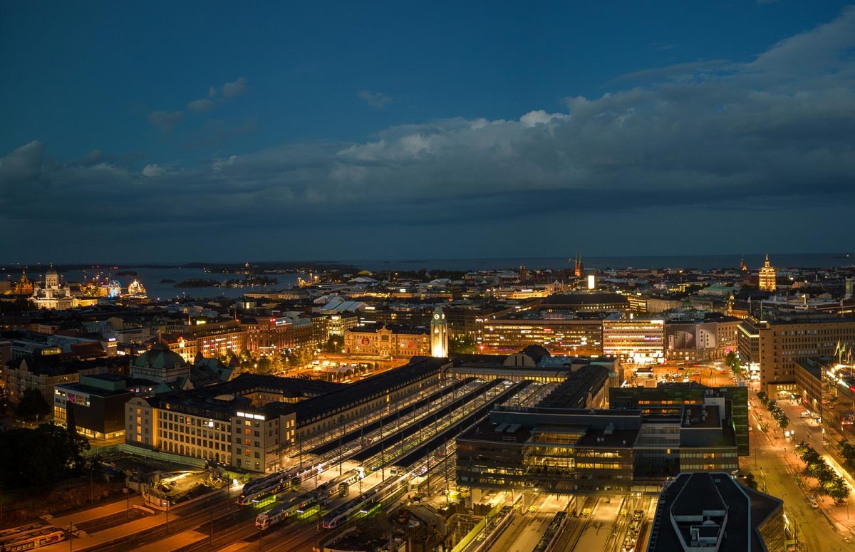 Helsingin rautatieaseman seutu ilmasta yöaikaan kuvattuna